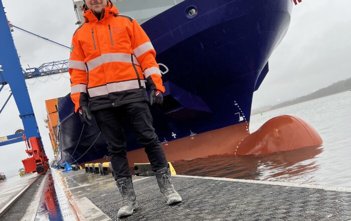 John Sundqvist projektledare på kajen framför fartyg.