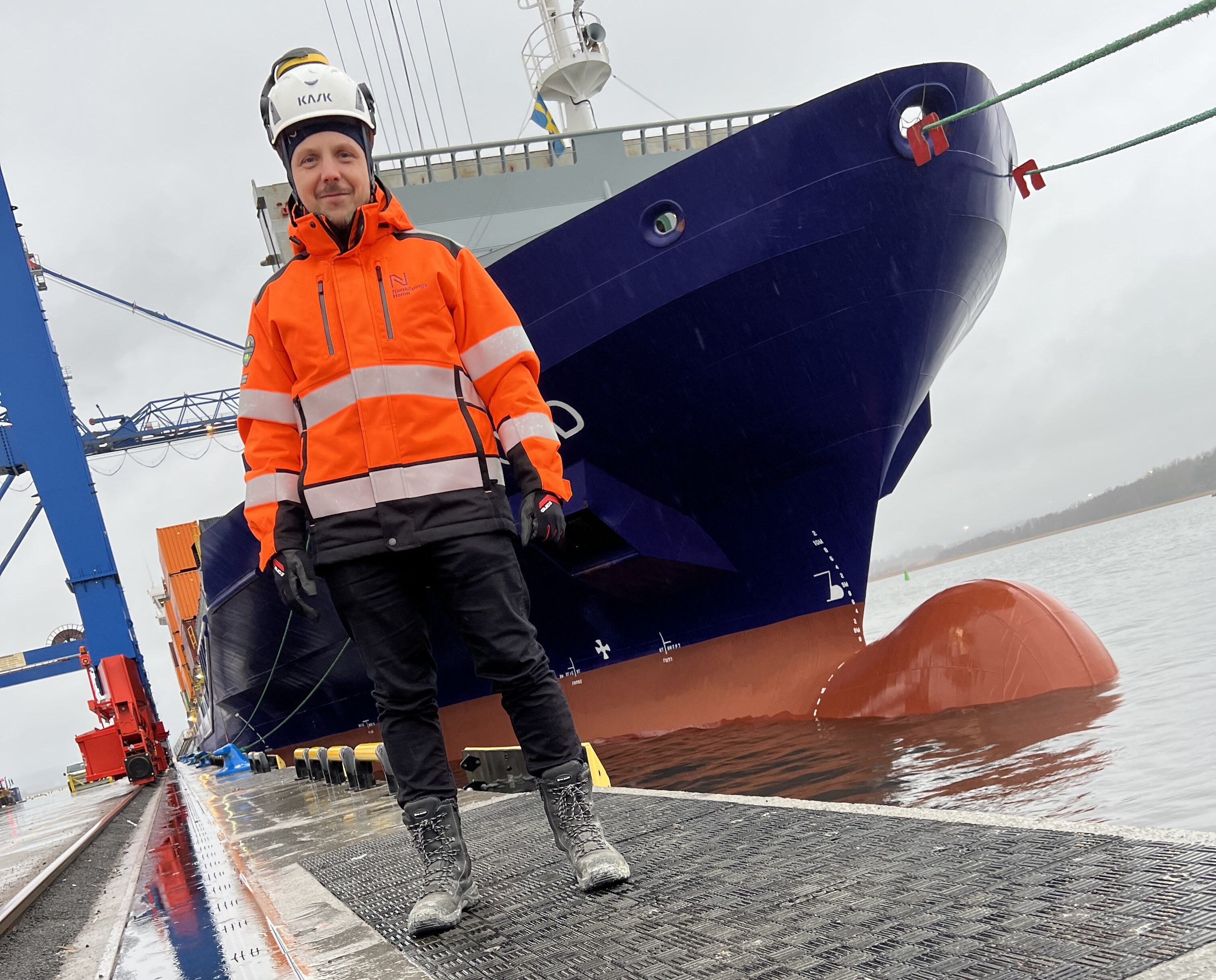 John Sundqvist projektledare på kajen framför fartyg.