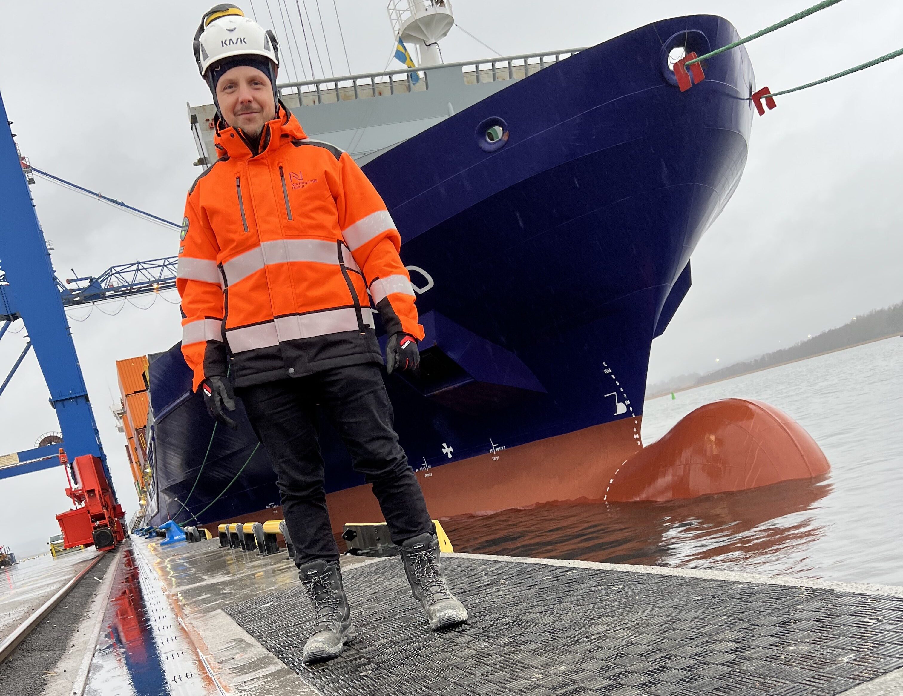 John Sundqvist projektledare på kajen framför fartyg.