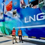 Magnus Grimhed och Henrik Åkerström framför det LNG-drivna containerfartyget MS Mermaid